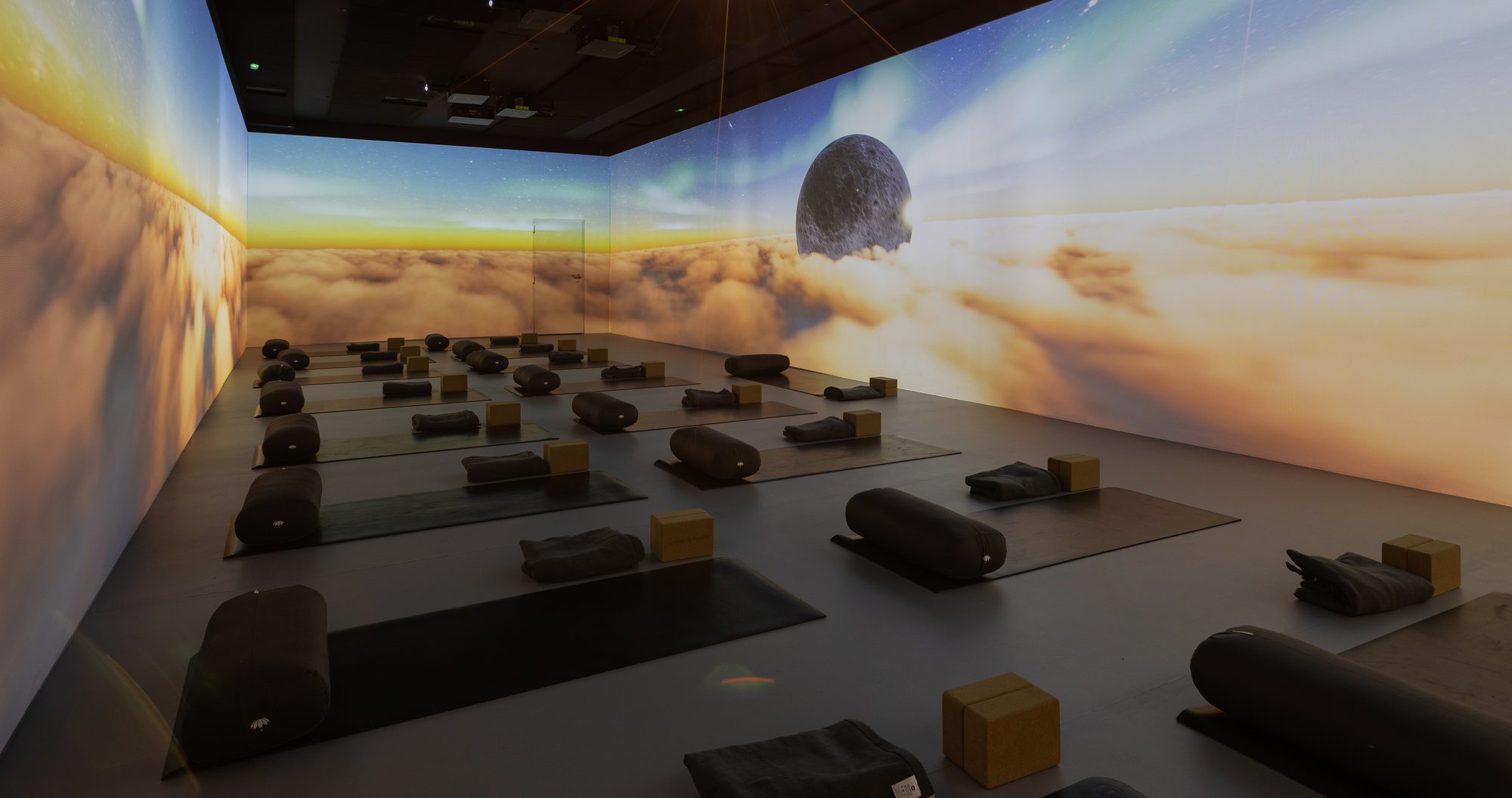 Estudi inmersivo SABDA amb proyección lunar, pilates y yoga en l'Eixample de Barcelona