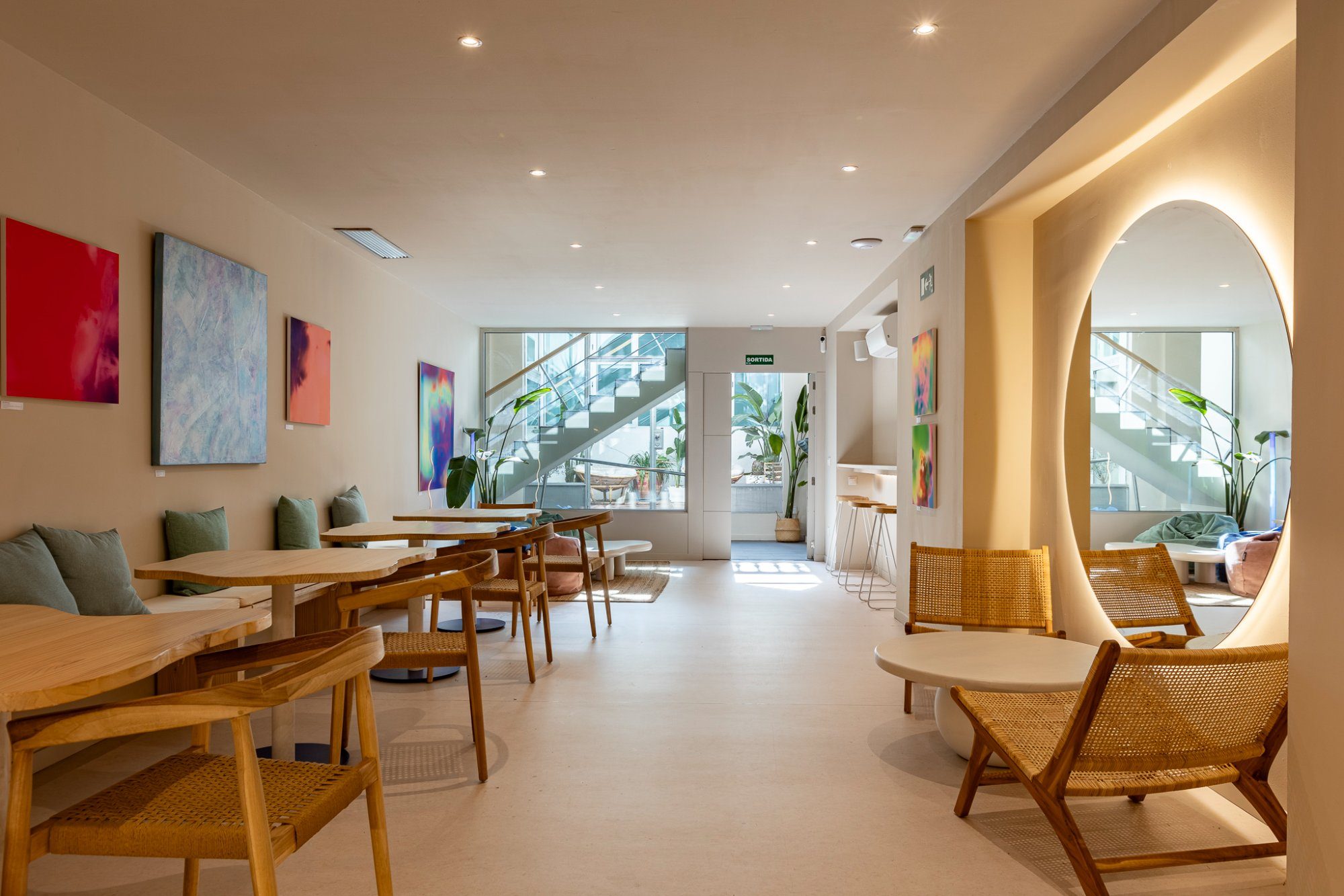 Caf&eacute; and lounge area