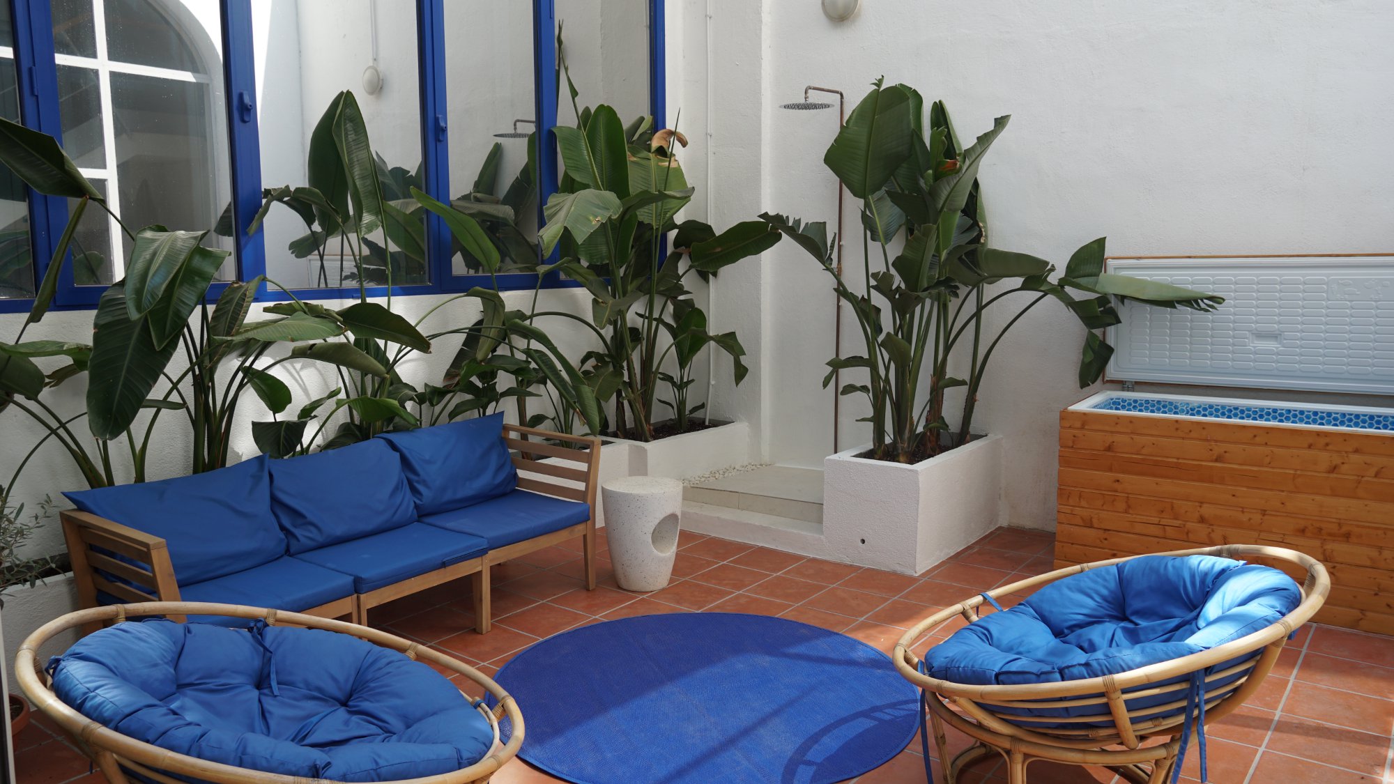 Ice bath i cold plunge en el pati privat del estudi de bienestar SABDA en l'Eixample de Barcelona