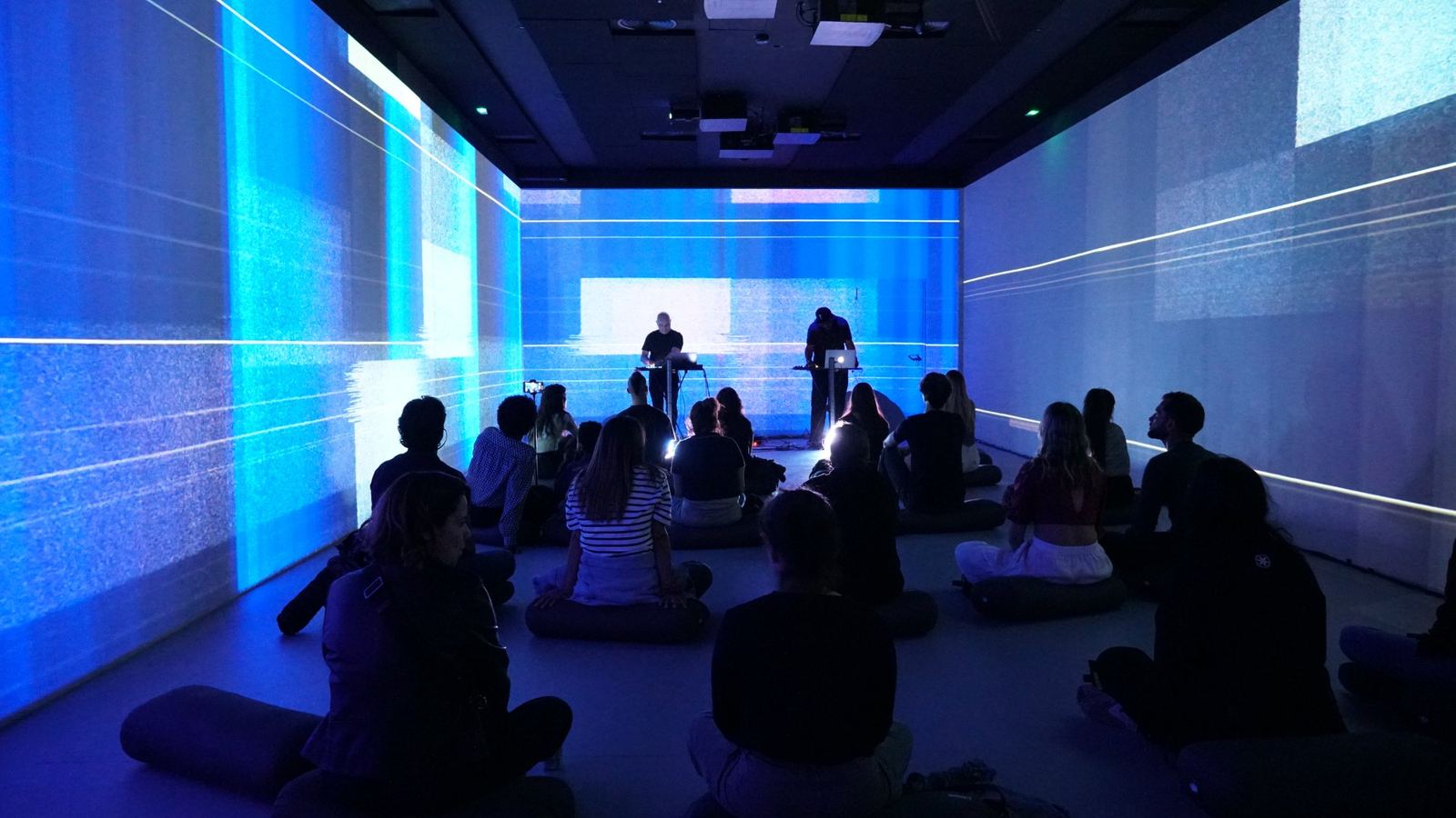 Público en un espectáculo audiovisual inmersivo dentro de SABDA Barcelona
