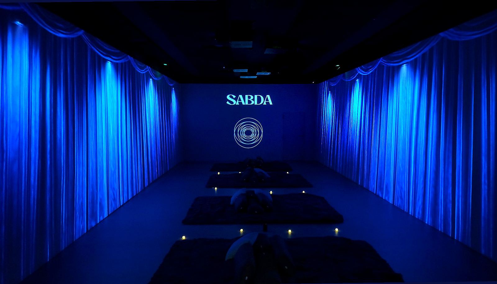 Sala inmersiva de SABDA con proyecciones azules 360, espacio de exposiciones en Barcelona